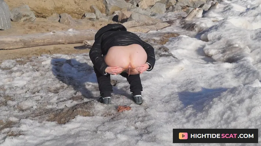 Woman Shitting - The Outdoor snow [HD 720p] Big Farting Girls, Poop (96.0 MB)