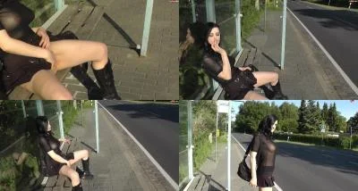 Alissa-Noir - Schamlos an der Bushaltestelle masturbiert 20 06 16 [Full HD] Brunette, Lesbian (71.48 MB)