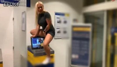 SteffiBlond [FullHD 1080p] Public Pissing (220.7 MB)