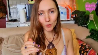 Kitty Skatt - POV Cook And Feed [FullHD 1080p] Big Pile, Defecation (1.81 GB)
