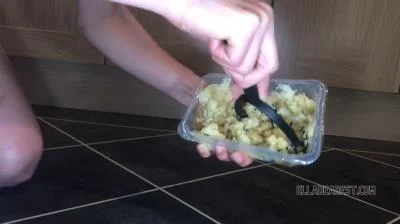 Ella Dearest aka Efro Ella - Ella Flavoured Mash [HD 720p] UK, Pissing (53.0 MB)