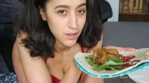 Ella Dearest aka Efro Ella - Snack For My Boyfriend [HD 720p] UK, Pissing (24.1 MB)