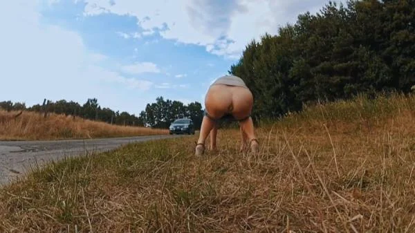 Mia Skye aka MiaRoxxx - OMG Caught Outside While Pooping [HD 720p] Big Pile, Germany (8.61 MB)