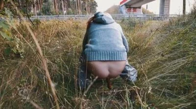 Mia Skye aka MiaRoxxx - Highway Pooping 3 [HD 720p1 Solo, Big Pile (40.8 MB)