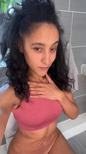 Ella Dearest aka Efro Ella - The Loudest Plops [SD] Solo, Defecation (73.5 MB)