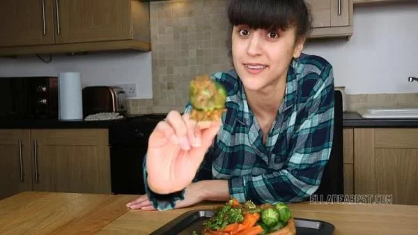 Sunday Dinner [HD 720p] Solo, Defecation (59.6 MB)