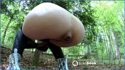Morning forest shit & pee [HD 720p] (41.26 MB)