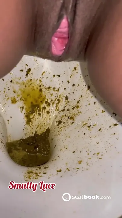 Smutty Luce Takes a Leisurely Afternoon Break to Enjoy Solo Scat Mess