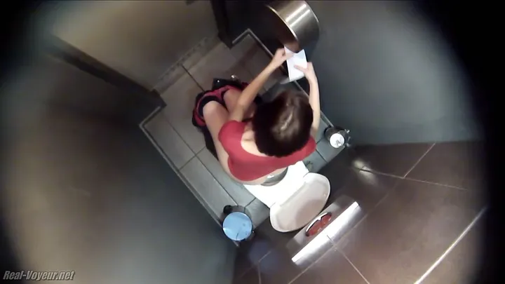 Close-Up Scat Solo: Amateur Defecation in a Cramped Bathroom