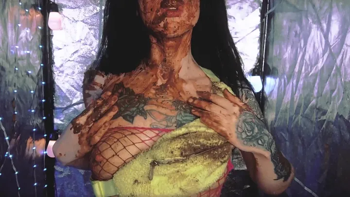Sweet Betty Shows Off Her Solo Scat Skills in Condom-free Defecation